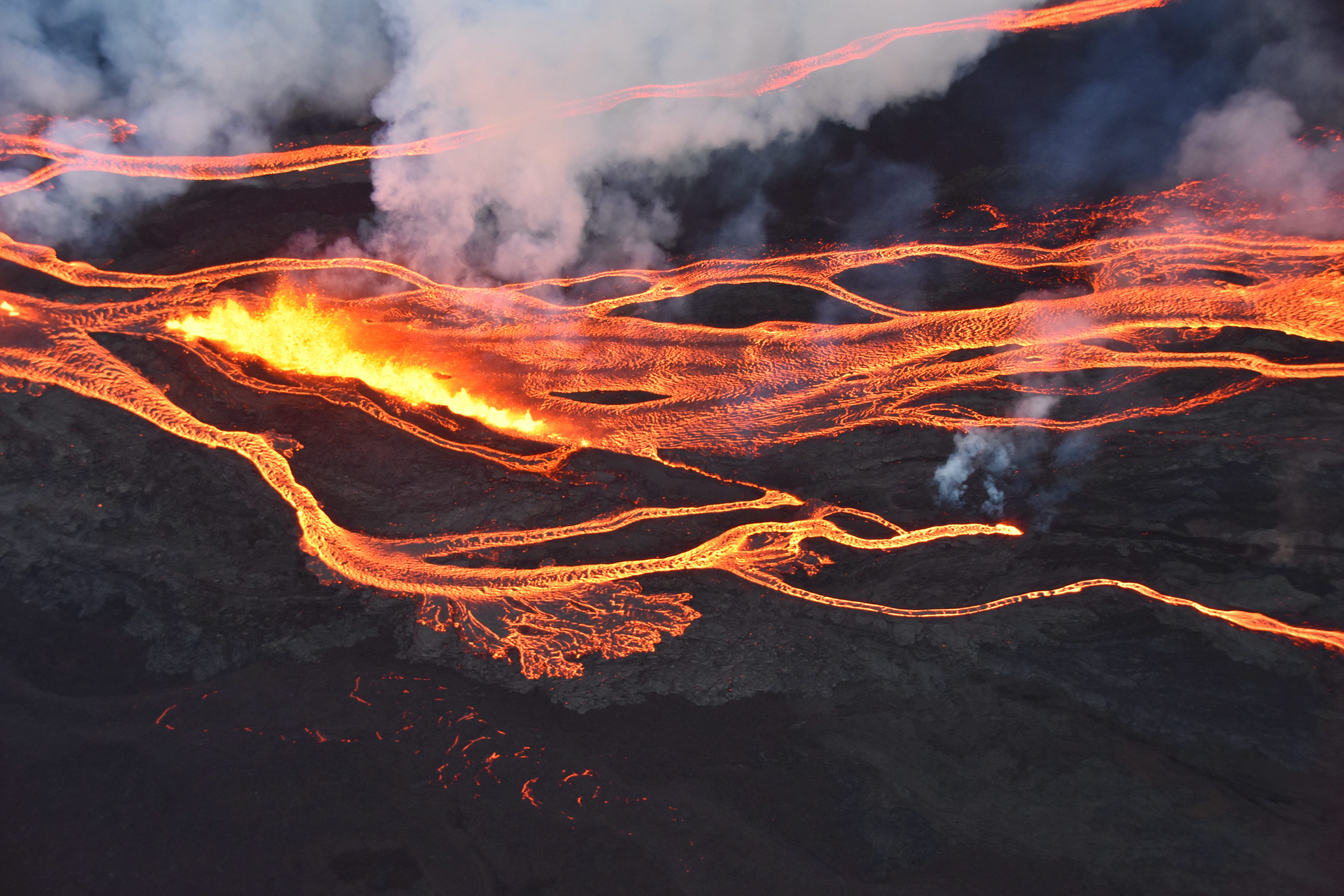 Fotos de la espectacular erupción del Mauna Loa de Hawái, el volcán más